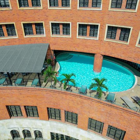 Hotel Dann Cali Esterno foto The swimming pool at the hotel
