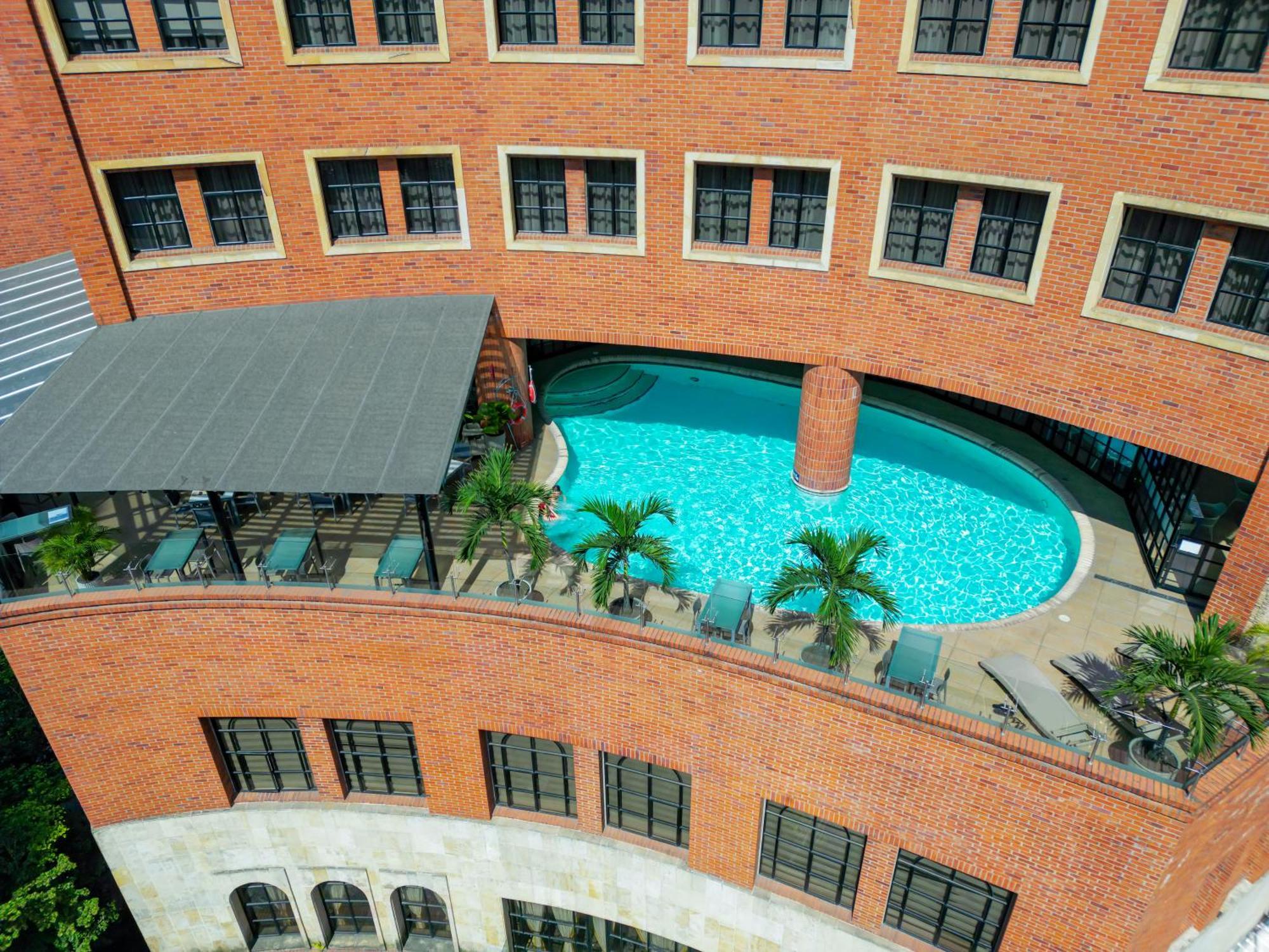 Hotel Dann Cali Esterno foto The swimming pool at the hotel