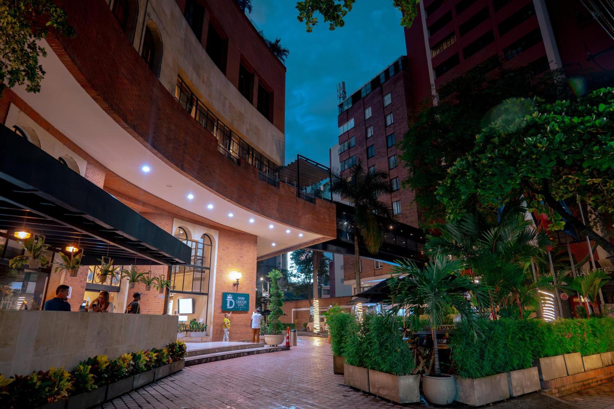 Hotel Dann Cali Esterno foto The hotel's entrance